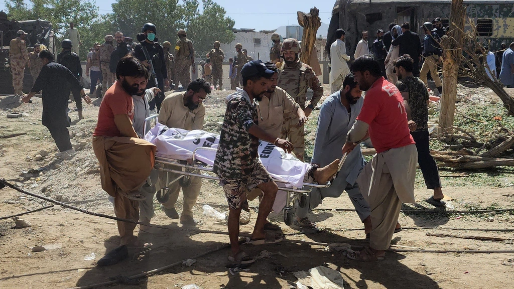Foto: Zeker 23 doden na explosie bij Pakistaans spoor, separatisten eisen aanslag op
