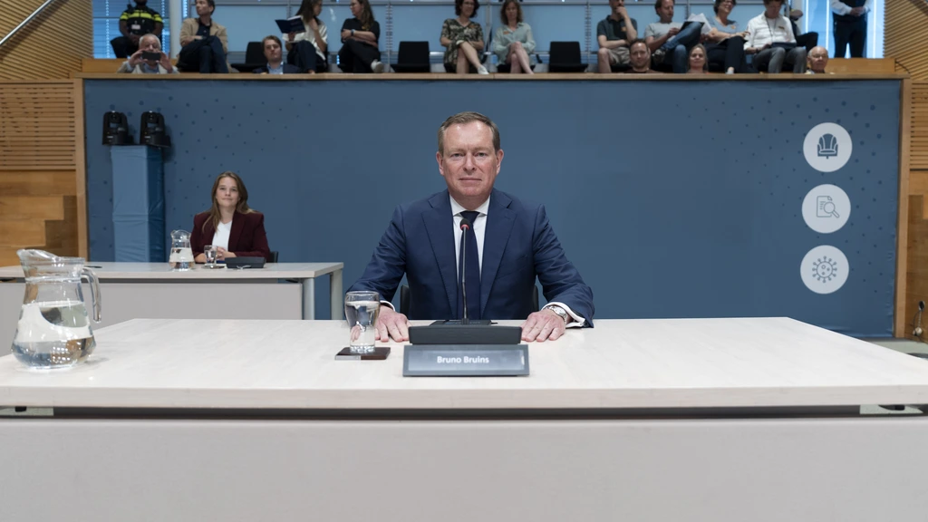 Foto: Eerste verhoordag coronacommissie: kijken met de kennis van nu of die van toen?
