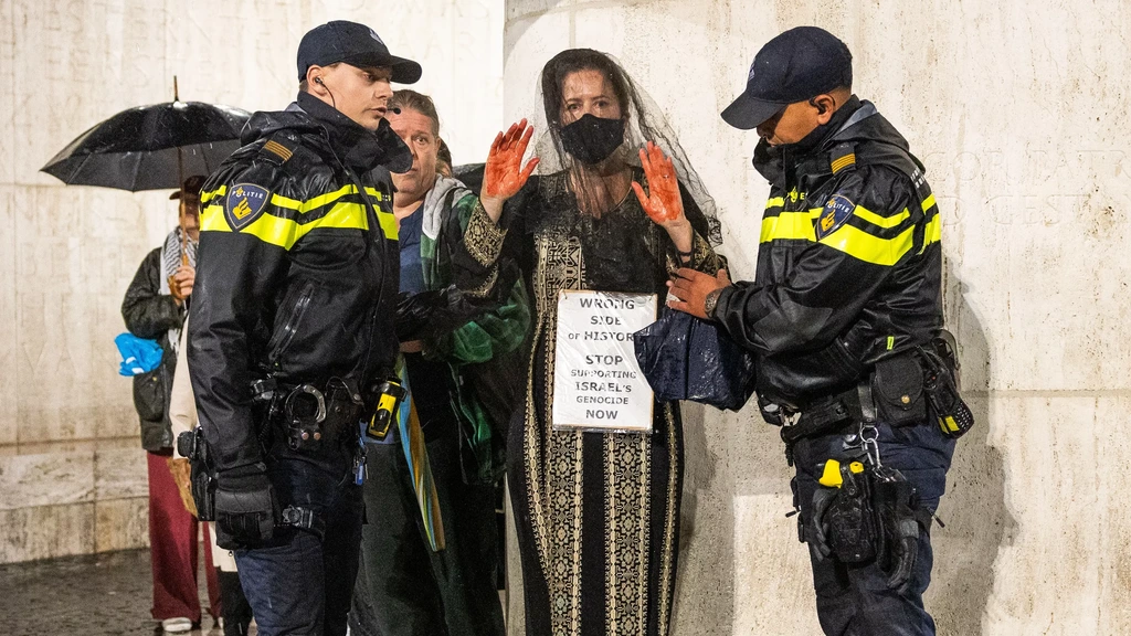 Foto: Tientallen pro-Palestijnse demonstranten opgepakt bij Israël-manifestatie op Dam