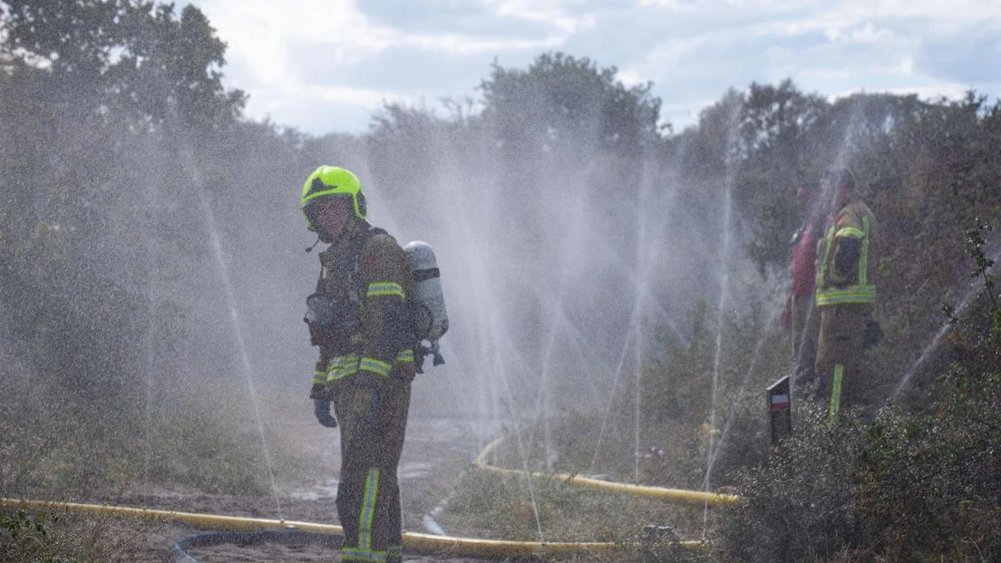Duinbrand bij Ouddorp lijkt zich niet meer uit te breiden, brandweerman zwaargewond