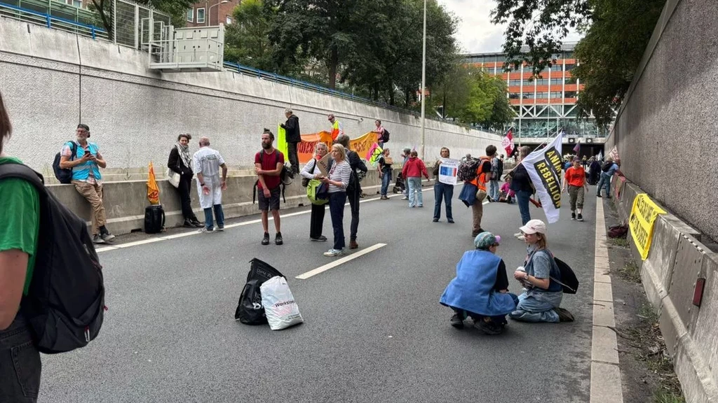 Extinction Rebellion bezet A12 bij Den Haag, gemeente gaat ontruimen