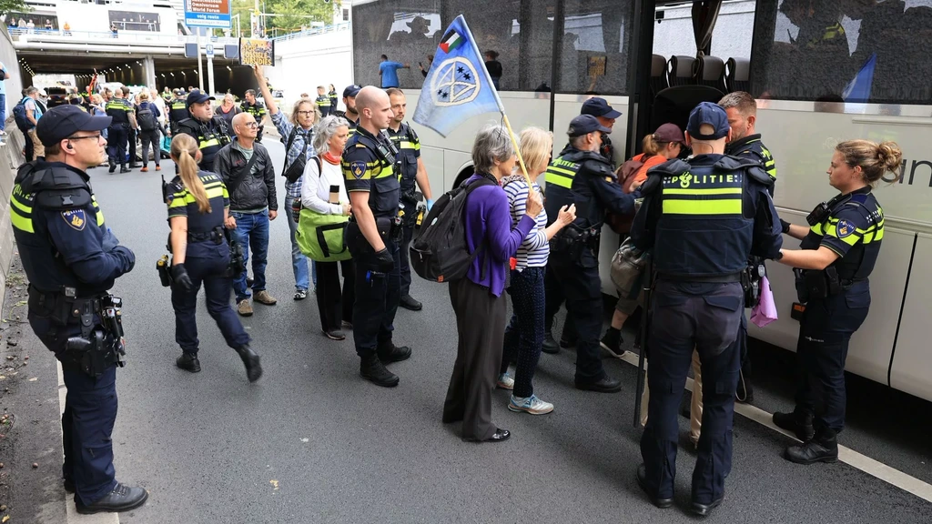 Foto: A12 in Den Haag korte tijd geblokkeerd door klimaatactivisten, twee arrestaties