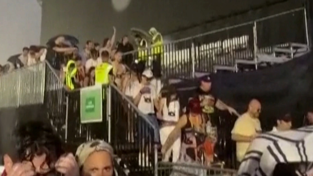 Gewonden door zware hagelbui tijdens concert Bad Bunny in Milaan Gewonden door zware hagelbui tijdens concert Bad Bunny in Milaan
