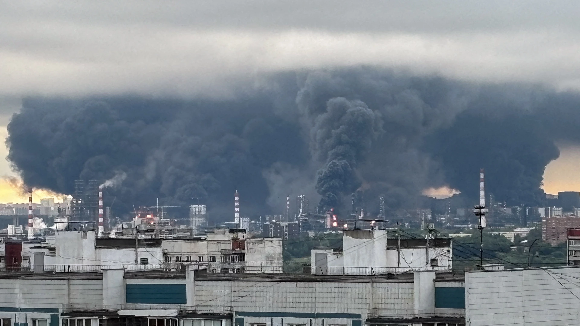 Enorme Oekraïense droneaanval op Rusland, belangrijke olieraffinaderij in brand 