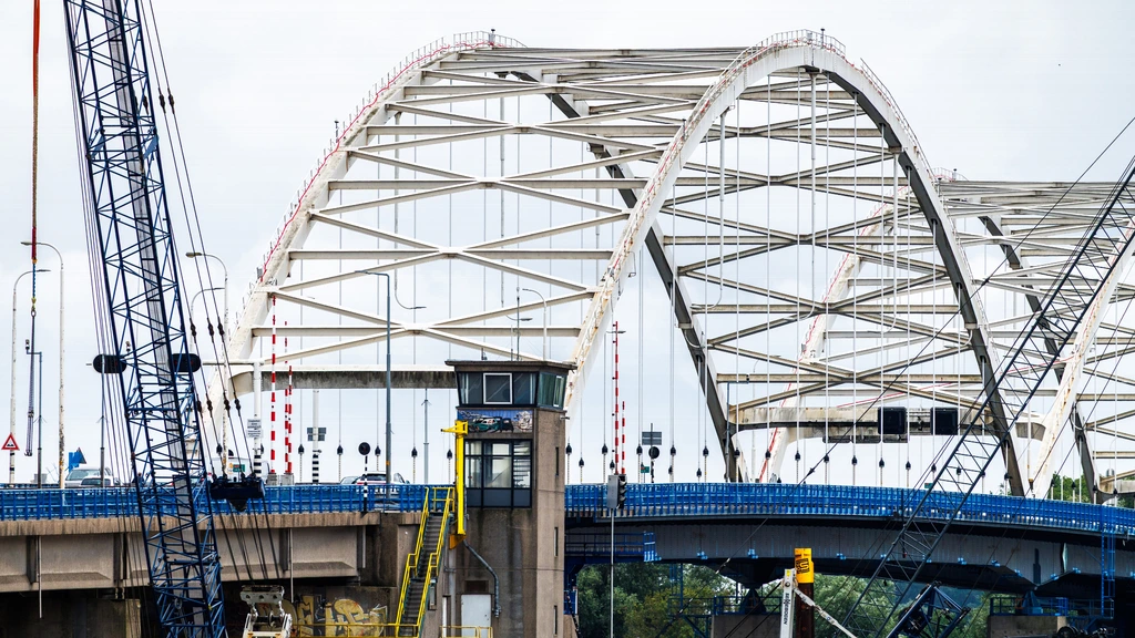 Toch veel vrachtverkeer over onveilige Merwedebrug, ondanks verbod Toch veel vrachtverkeer over onveilige Merwedebrug, ondanks verbod