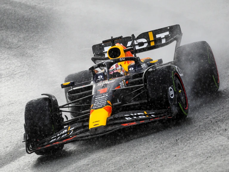 Verstappen won in de regen zijn derde thuisrace op rij