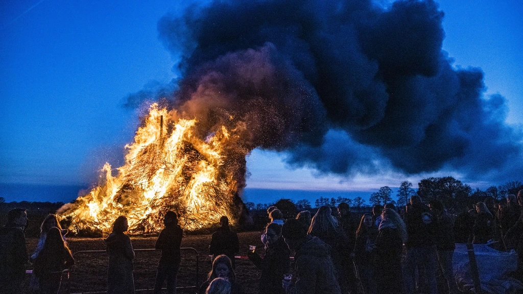 Traditiegetrouw tal van paasvuren ontstoken, ook al zijn het er minder ...
