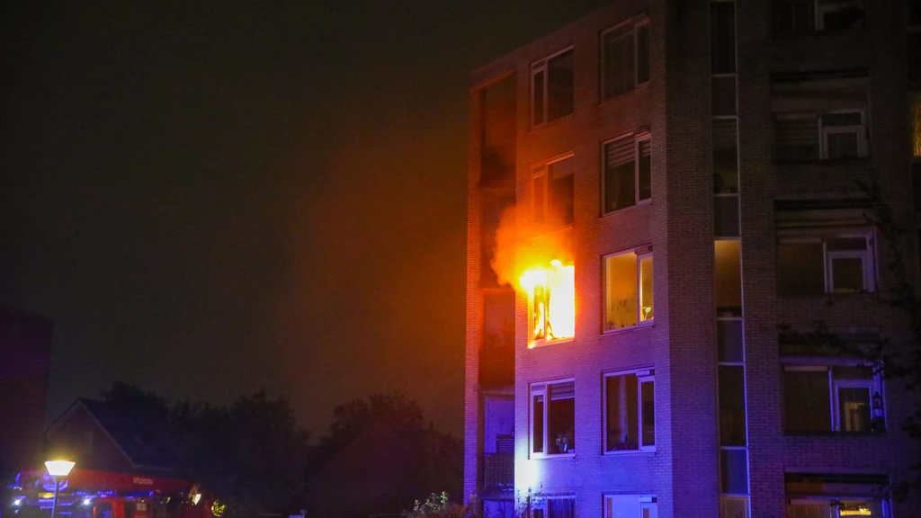 Foto: Dertig appartementen ontruimd na grote brand in Apeldoorn