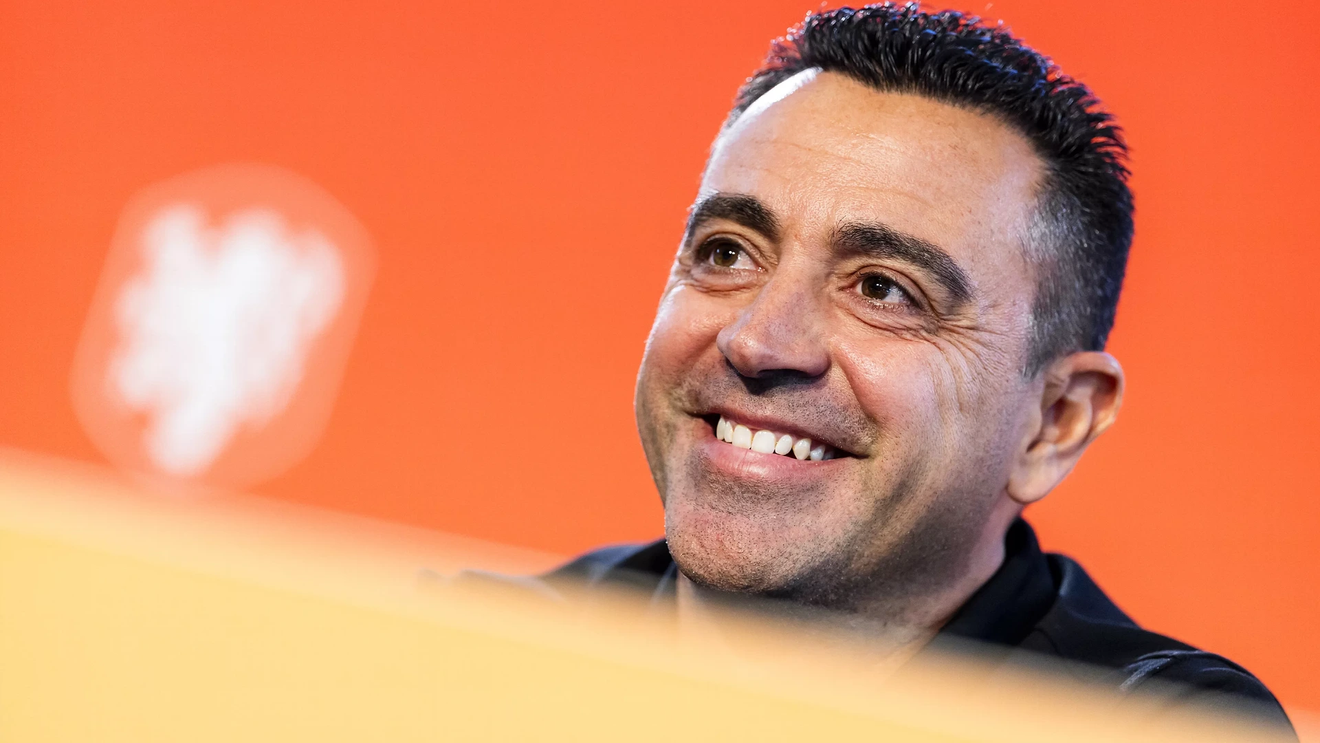 Xavi gepresenteerd als bondscoach: 'Vijfmansdefensie past niet bij mijn filosofie'