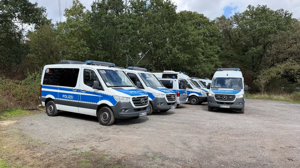 Foto: 'Verdachte van saboteren Duitse stroomnet aangehouden in buurt Nederlandse grens'