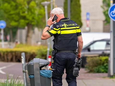 Zestal bekogelt moskee Rotterdam met bierflesjes en urineert tegen gebouw