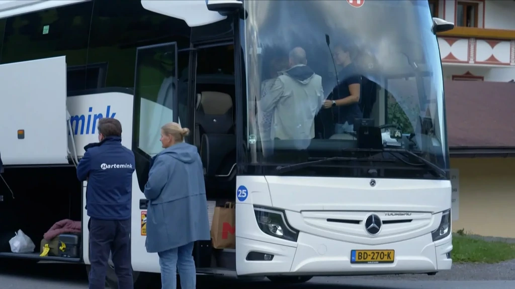 Foto: 13 passagiers busongeluk Zwitserland terug in Nederland