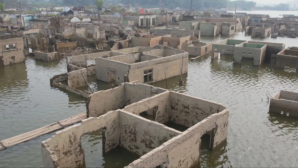 Droogte in Indonesië legt voormalig dorp bloot in waterreservoir: 'Hier sliepen we'