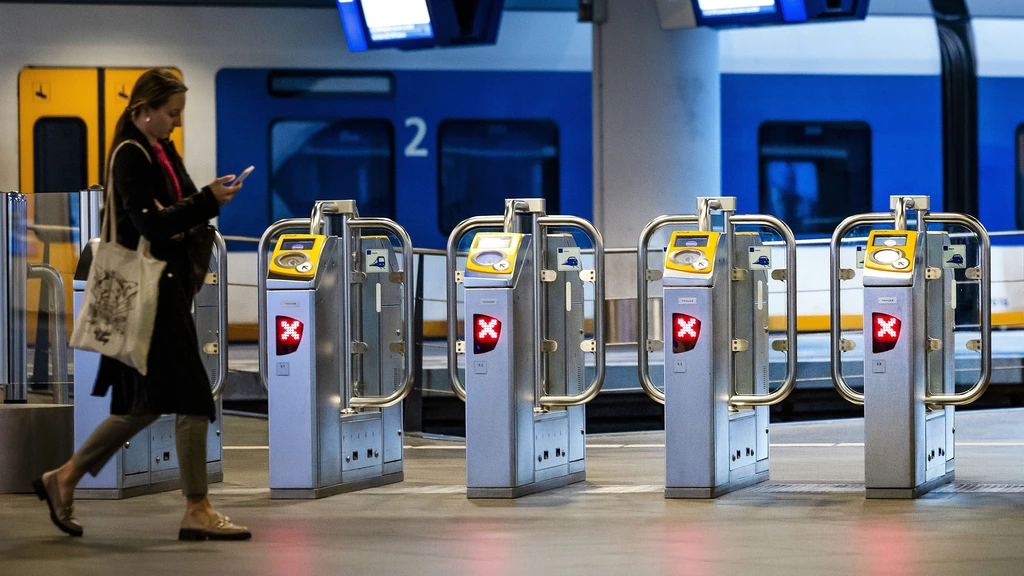 Reiziger op station Den Haag Centraal. Beeld ter illustratie.