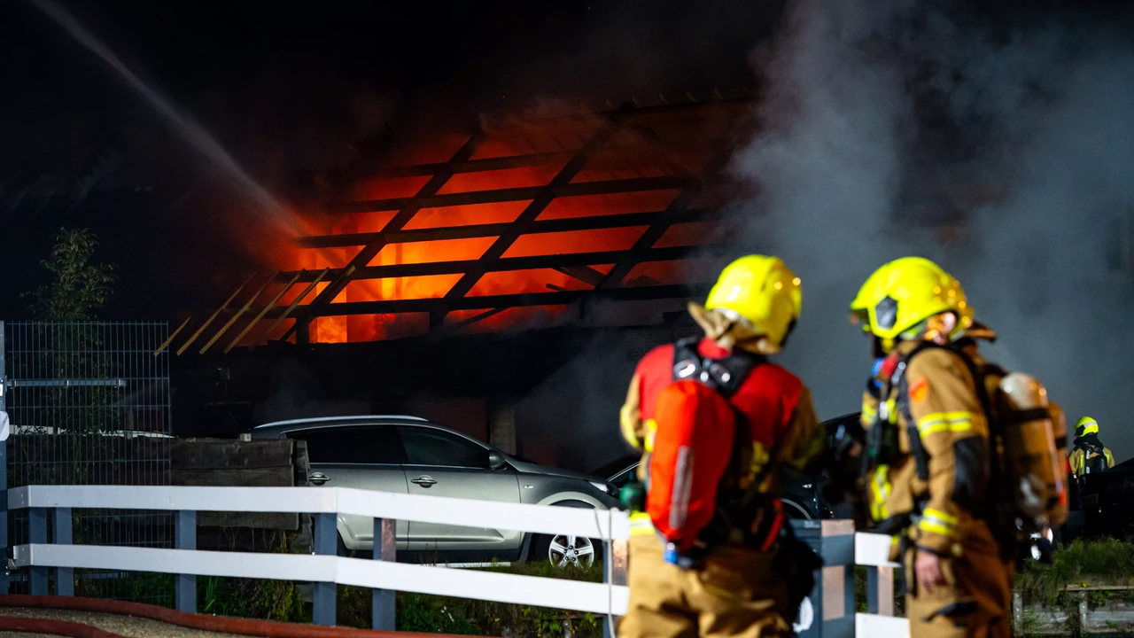 Grote brand verwoest loods in Berkel en Rodenrijs, brand mogelijk aangestoken Grote brand verwoest loods in Berkel en Rodenrijs, brand mogelijk aangestoken