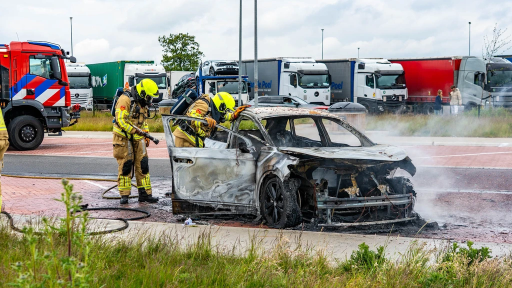 Foto: Tientallen voetbalsupporters met elkaar op de vuist bij tankstation langs A28