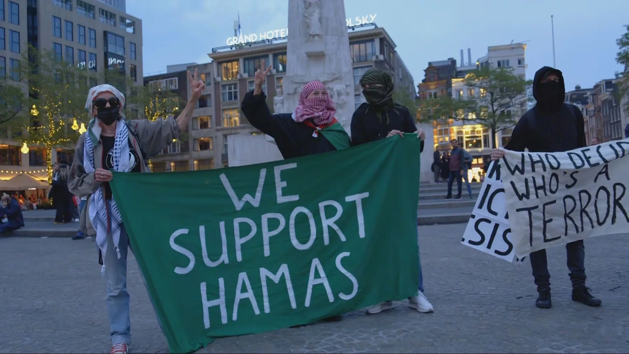 Pro-Palestijns protest met Hamas-steunbetuigingen in Amsterdam ontbonden Pro-Palestijns protest met Hamas-steunbetuigingen in Amsterdam ontbonden