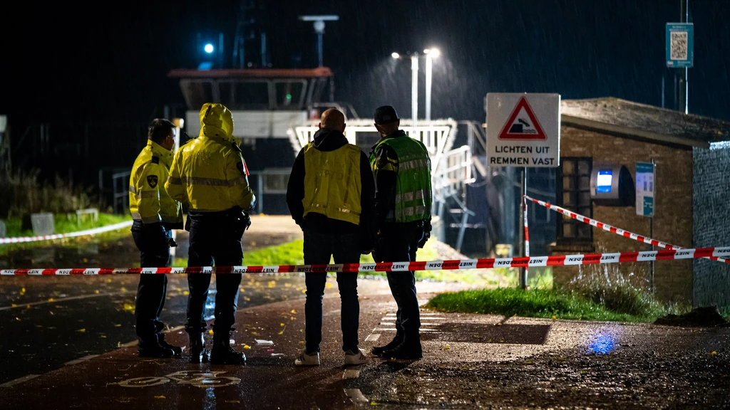 Foto: Opnieuw fataal ongeluk bij veerpontoprit Dordrecht, man (63) overleden 