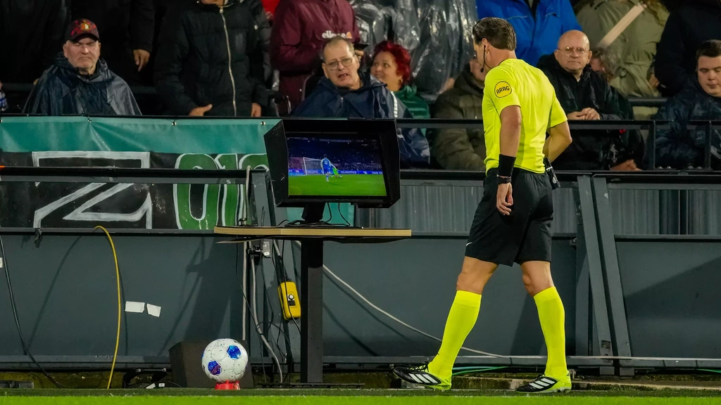 Makkelie draait strafschop AZ terug na ingrijpen VAR, Feyenoord blijft leiden