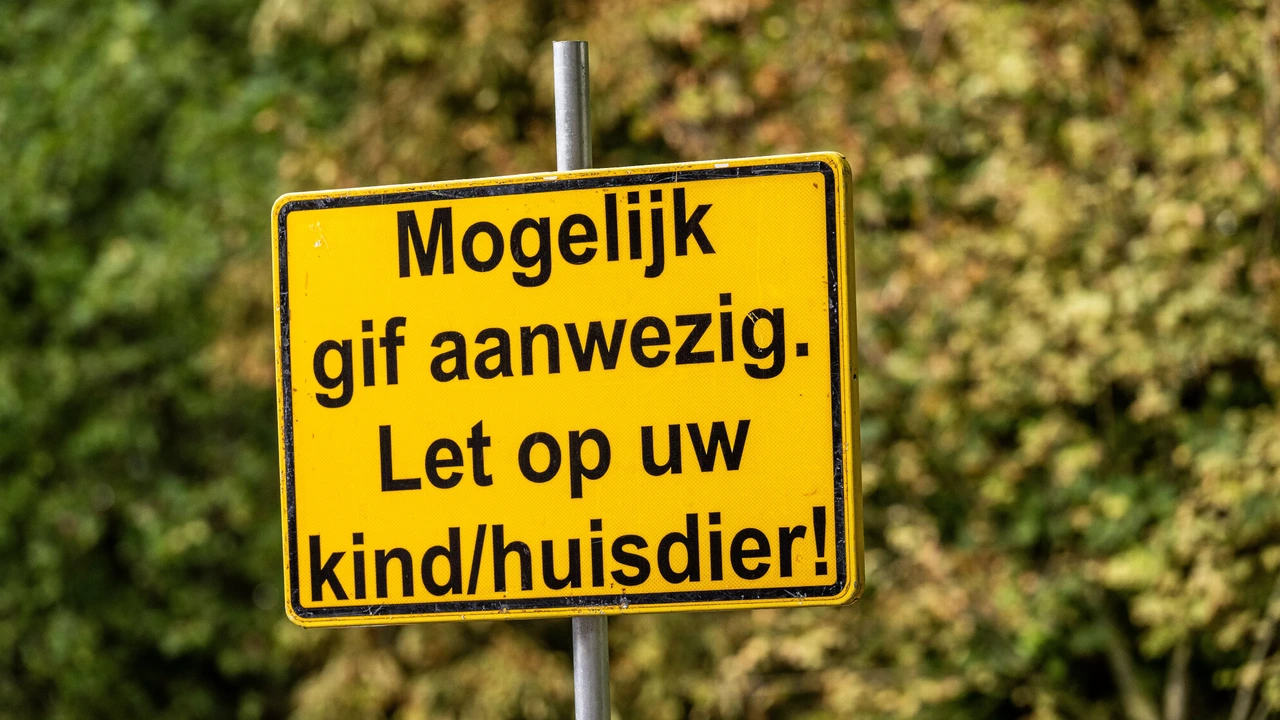 Een waarschuwingsbord in park De Plantage in Schiedam