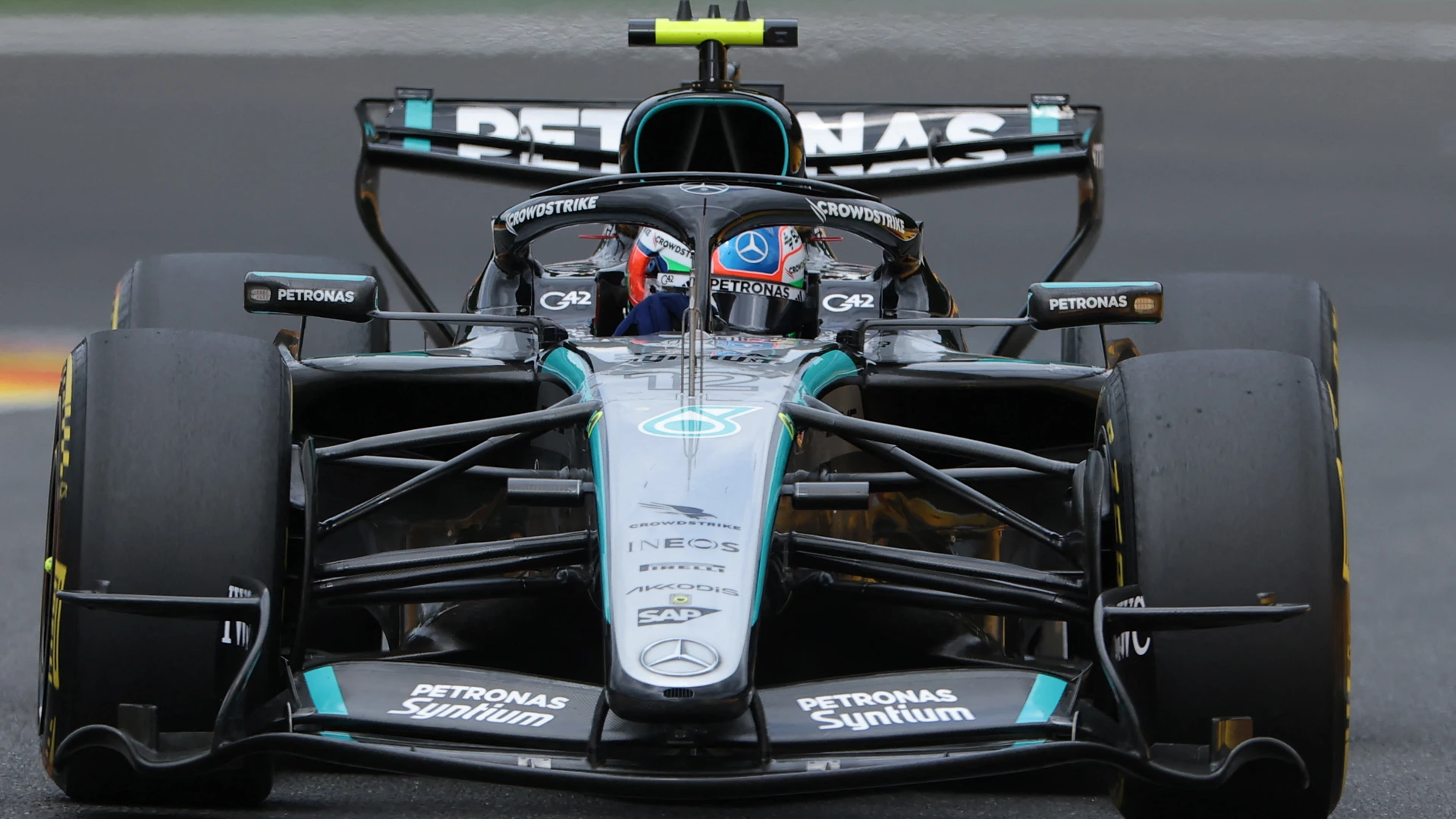 Antonelli herovert leiding op Spa, Verstappen op P3 • Russell valt uit na clash met Hamilton