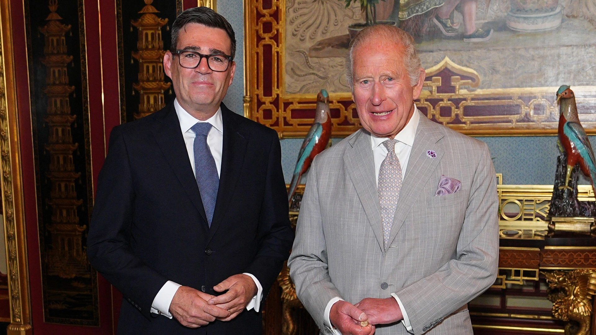 Burnham beëdigd als Britse premier, Starmer officieel afgezwaaid