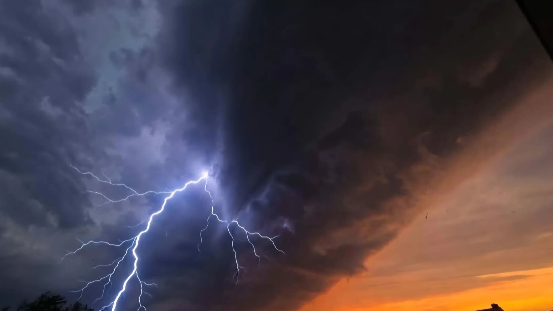 Meer dan 188.000 bliksemontladingen door noodweer gisteravond: 'Dit is uitzonderlijk'