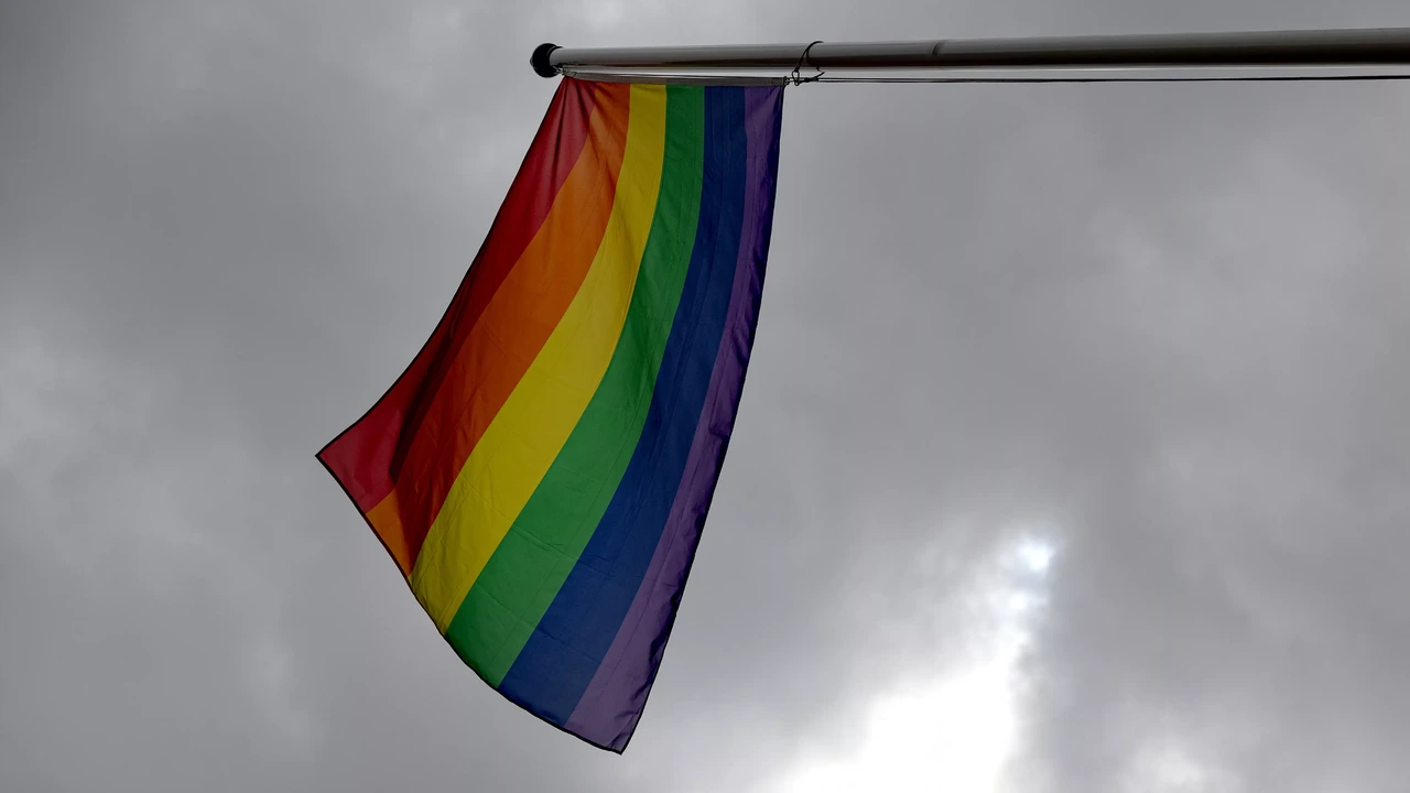 Eerst wel, toen niet, nu weer wel: regenboogvlag gaat toch bij Tweede Kamer hangen Eerst wel, toen niet, nu weer wel: regenboogvlag gaat toch bij Tweede Kamer hangen
