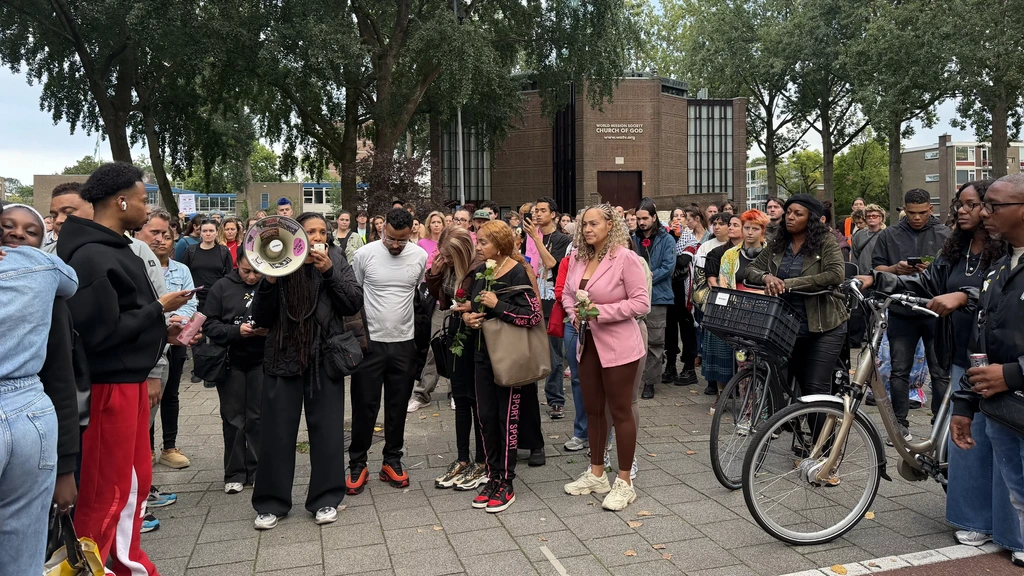 Stille tocht voor Alfredo Goeloe die overleed na arrestatie; na afloop onrustig Stille tocht voor Alfredo Goeloe die overleed na arrestatie; na afloop onrustig