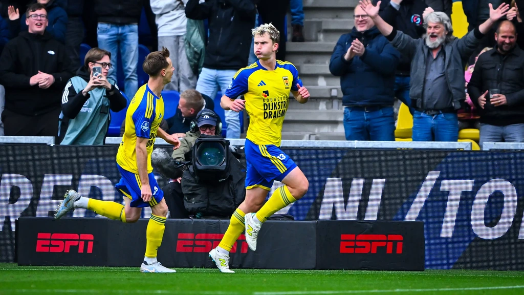 Binder doet het weer, spits zet Cambuur op voorsprong tegen AZ