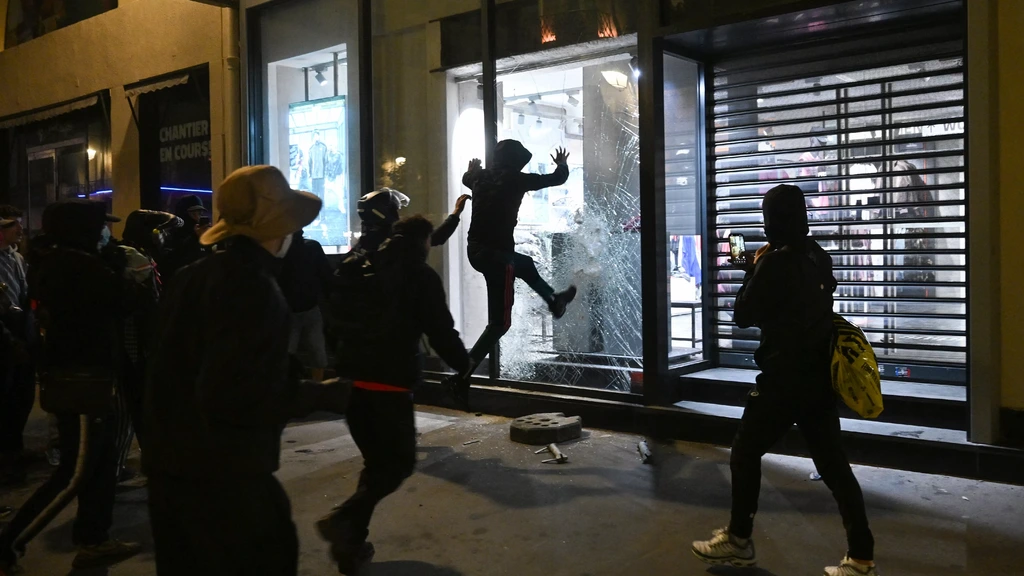 Foto: Meer dan driehonderd nieuwe arrestaties bij plunderingen in Parijs 