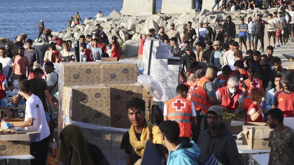 Foto: Demonstranten in Ceuta houden hulpgoederen Rode Kruis tegen