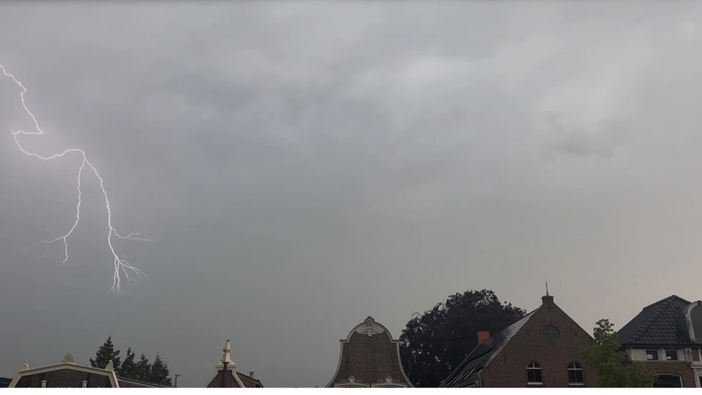 Foto: Onweer trekt over Nederland, 'opletten geblazen' op de weg