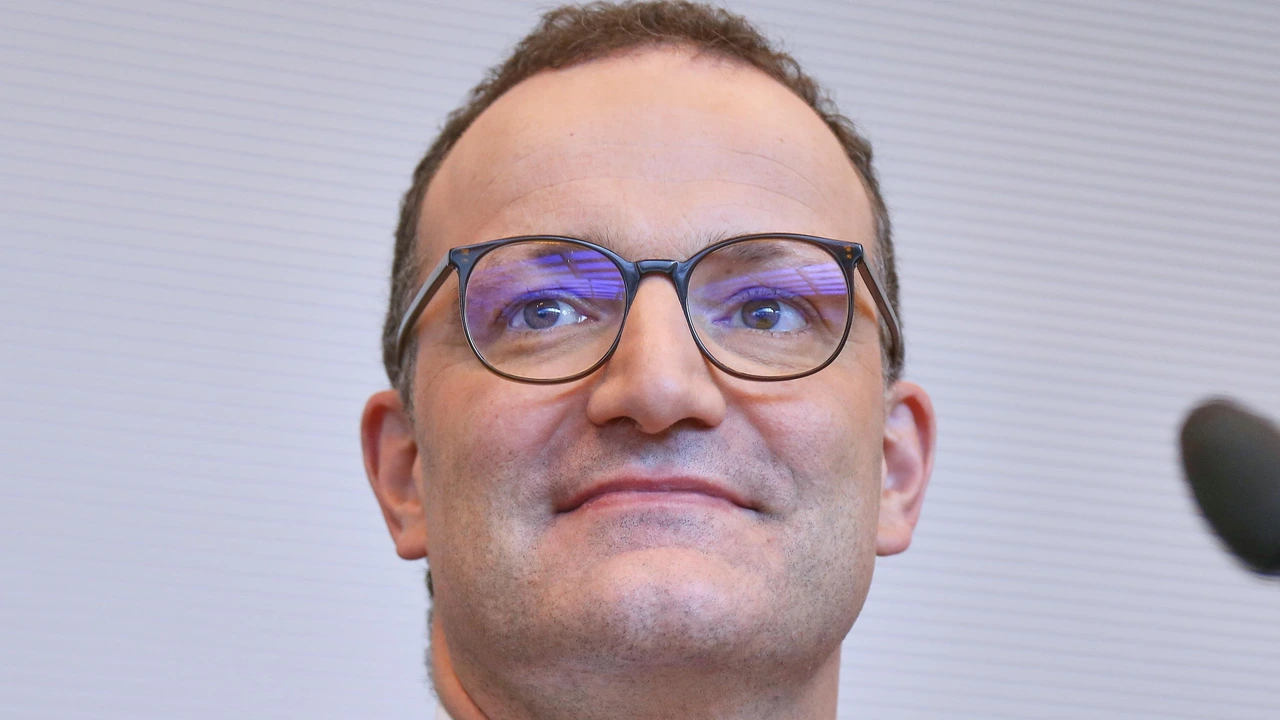 CDU-kopstuk Jens Spahn onder druk nadat hij kind kreeg via draagmoeder