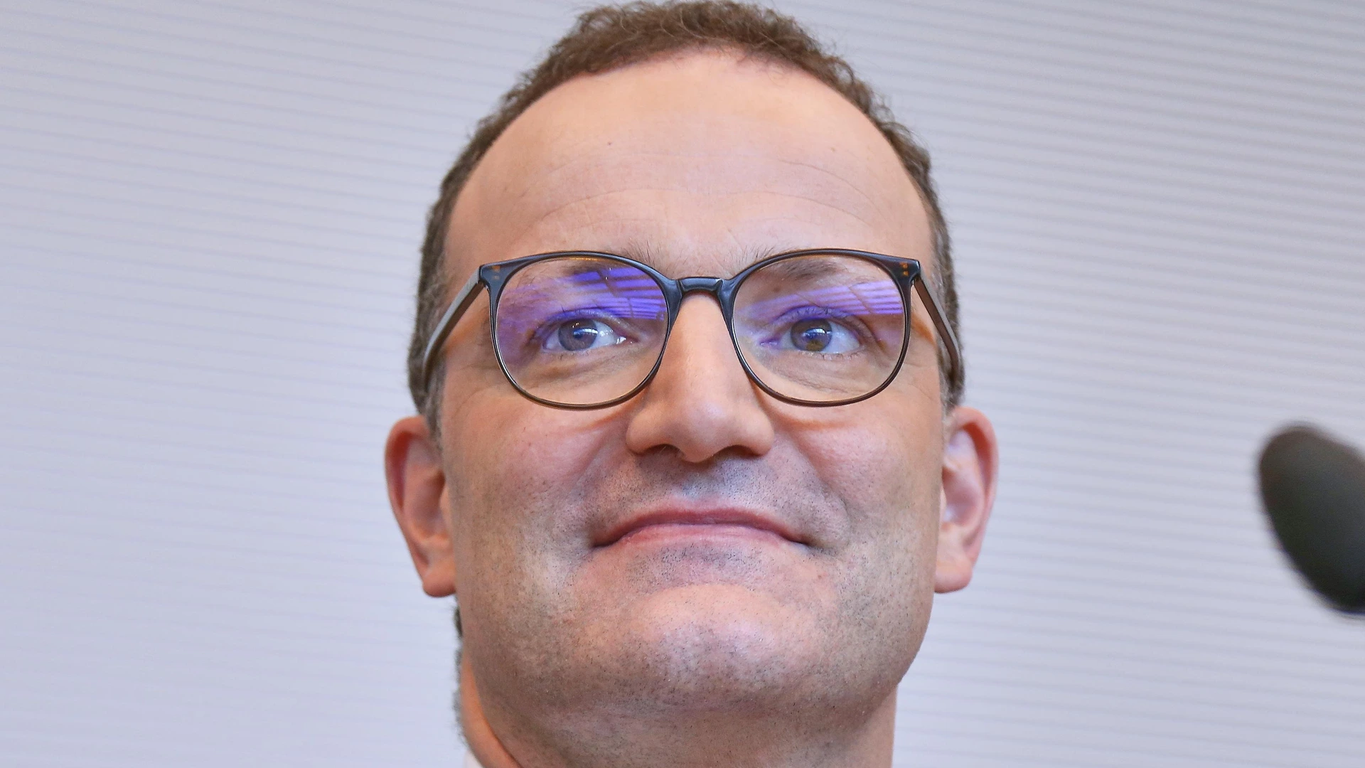 CDU-kopstuk hield legalisatie draagmoeders tegen, kreeg nu zelf zo een kind