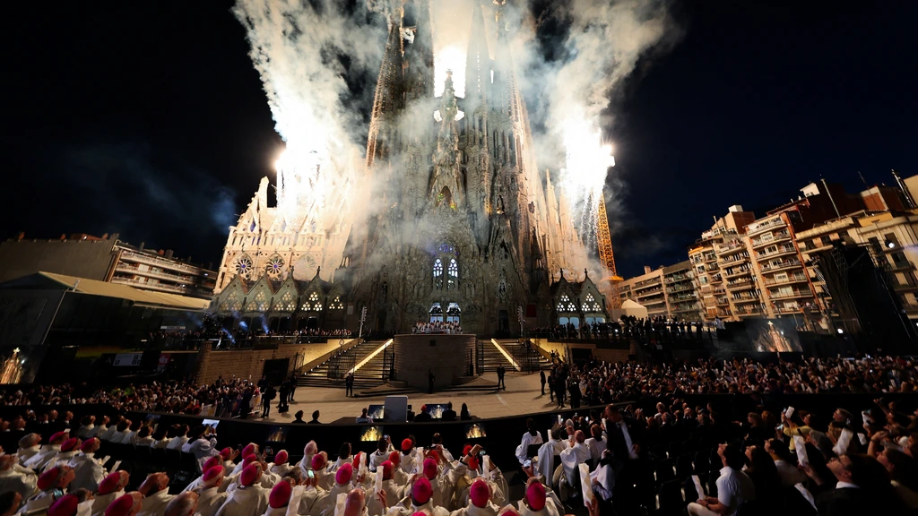 Onder grote belangstelling zegent paus toren Sagrada Família in Barcelona
