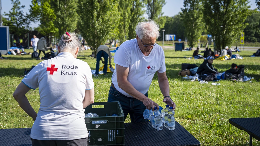 Foto: Rode Kruis plaatst tenten tegen de zon bij opvanglocatie Ter Apel