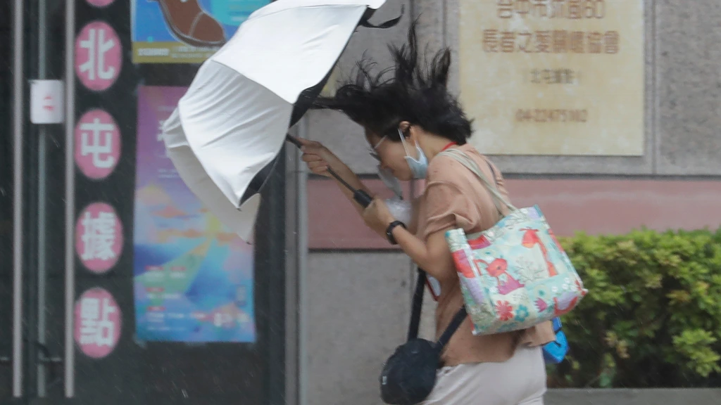 Foto: Orkaan Bavi trekt over Japanse eilanden, China evacueert bijna 2 miljoen mensen 