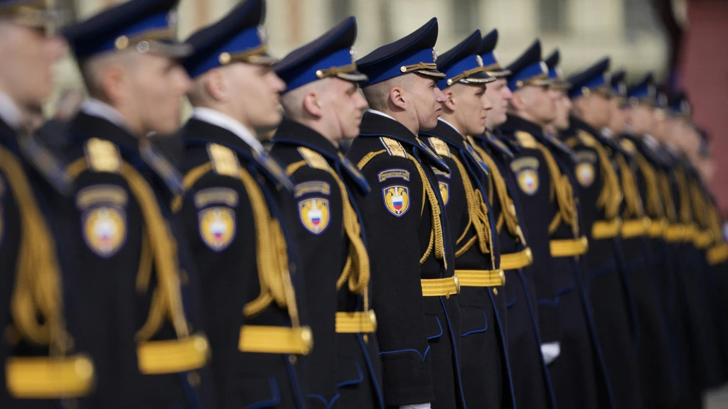 Foto: Rusland viert overwinning op nazi's met militaire parade, soberder door Oekraïne-oorlog