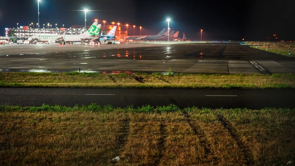 Verwarde vrouw rijdt naakt met auto door hekwerk Eindhoven Airport