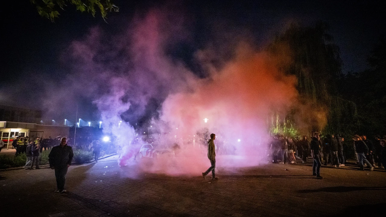 Neder-Betuwe dreigt met boete voor 24 relschoppers als het opnieuw misgaat Neder-Betuwe dreigt met boete voor 24 relschoppers als het opnieuw misgaat