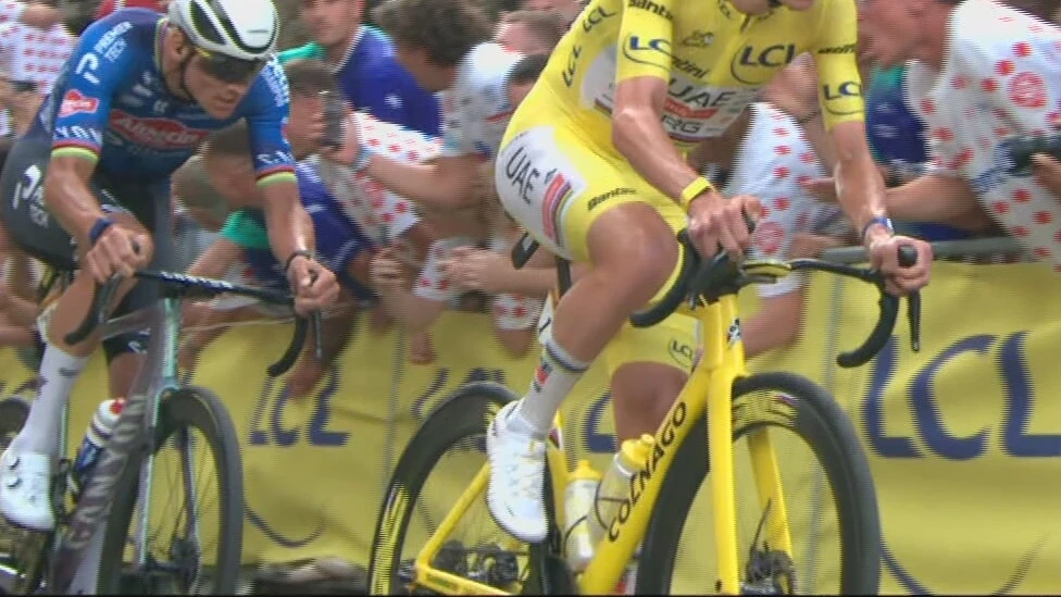 Van der Poel en Pogacar samen na laatste passage Montmartre • Decathlon achtervolgt voor Kooij