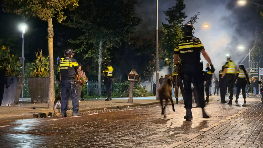 Meer dan tien aanhoudingen bij anti-azc-protest in Opheusden, ME ingezet Meer dan tien aanhoudingen bij anti-azc-protest in Opheusden, ME ingezet