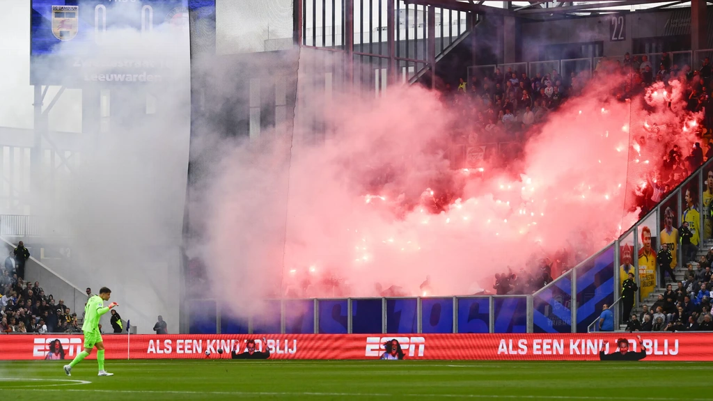 Onbegrip om uitspelen Cambuur-Feyenoord na vuurwerk op gezinstribune