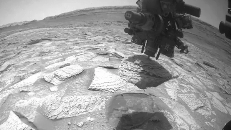 Marsrover Curiosity na zes dagen bevrijd van steen aan boor