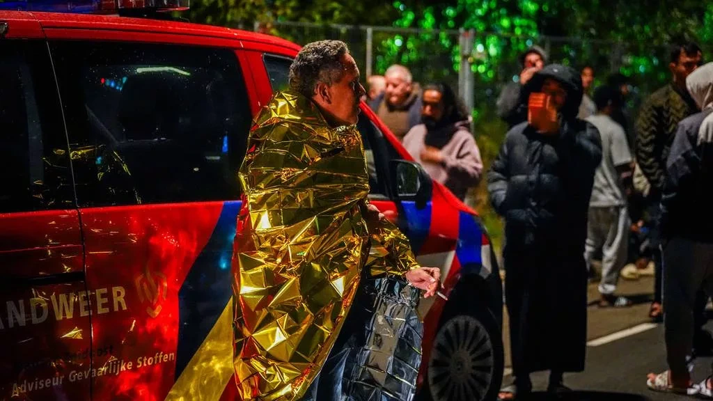 Foto: Brand bij asielzoekerscentrum in Eindhoven, bewoners buiten opgevangen