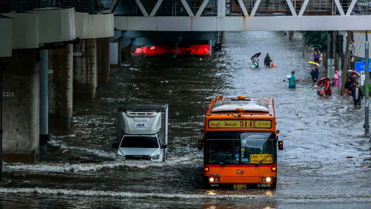 Grote delen van Bangkok overstroomd na aanhoudende zware regenval Grote delen van Bangkok overstroomd na aanhoudende zware regenval