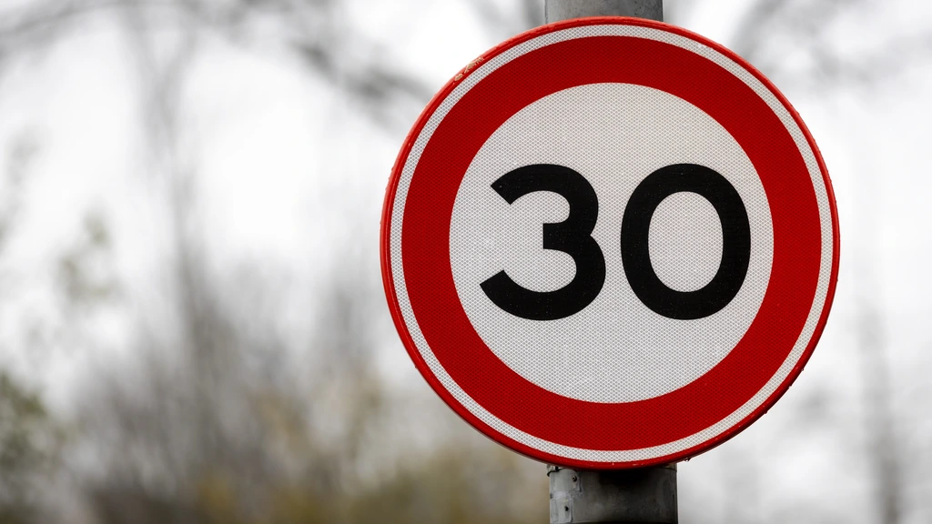 Foto: Automobilisten houden zich niet aan 30 km/uur: 'Drempels en klinkers kunnen helpen'