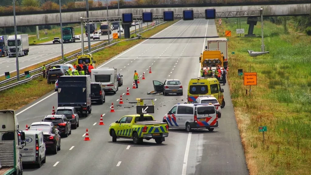 Gevangene gewond bij ongeluk op A2, meerdere rijstroken dicht