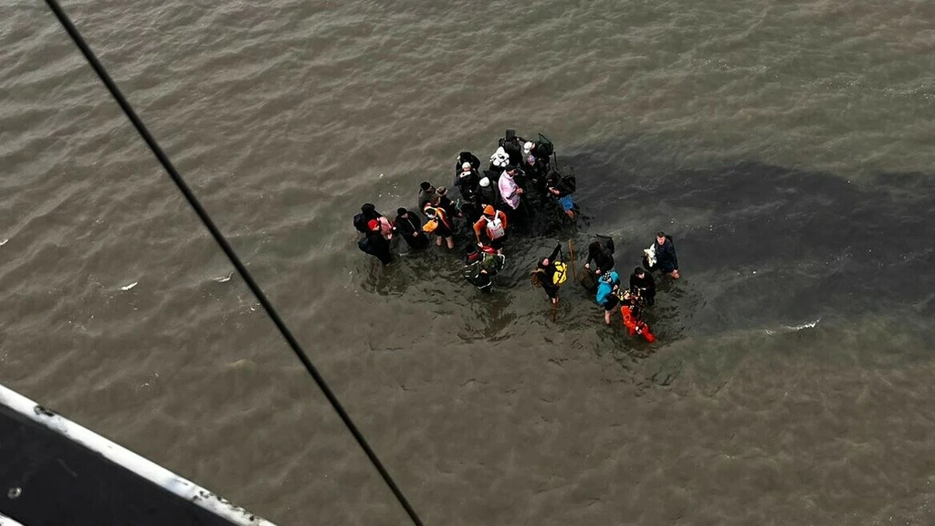 Foto: Hachelijke momenten voor wadlopers bij Ameland: 'Voeten als ijsklontjes'